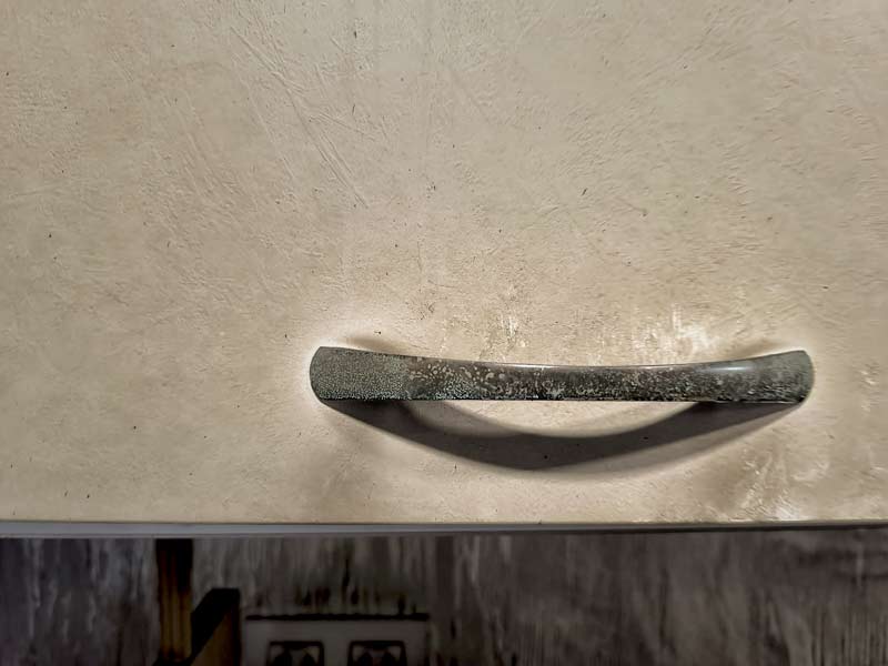 Corrosión ácida en el tirador de cocina